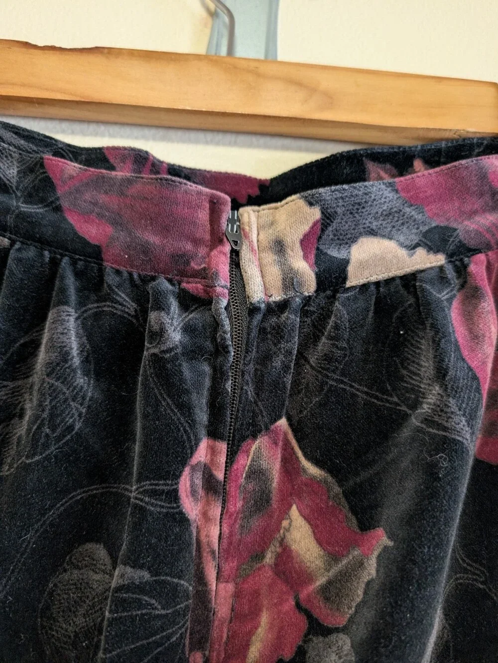 Paniker Black Floral Velvet Midi Skirt 9/10 Dark Romantic 90s